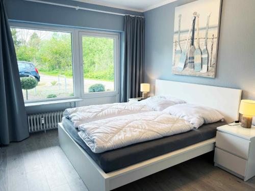 Schlafzimmer mit einem großen Bett und einem Fenster in der Unterkunft Idyllische Ferienwohnung Schmidt 9226 - Burg in Fehmarn