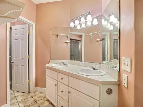 uma casa de banho com um lavatório e um espelho grande em Diplomat House em Savannah