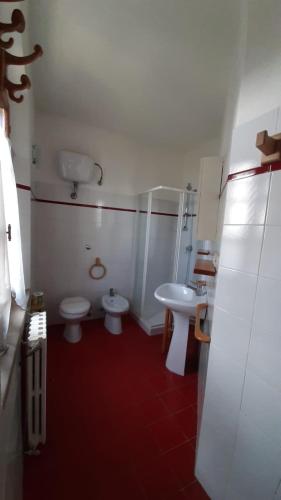 a bathroom with two toilets and a sink at Residence San Francesco in Pomarance