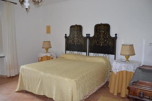 a bedroom with a bed and two tables with lamps at Agriturismo Tenuta Buon Respiro in Orvieto