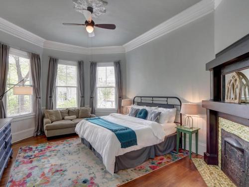 - une chambre avec un lit et une cheminée dans l'établissement Parlor On Park, à Savannah