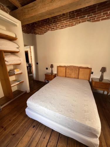 a bedroom with a bed and a brick wall at Appartement L'Ile-Rousse in LʼÎle-Rousse