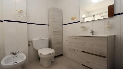 een badkamer met een toilet en een wastafel bij Sea Apartment 4082 in Torrevieja