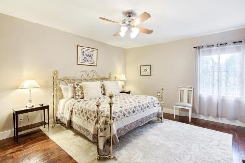 una camera con letto e ventilatore a soffitto di Change of Place Garden Level a Savannah