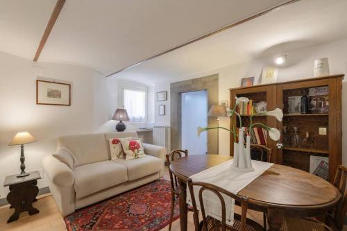 ein Wohnzimmer mit Sofa und Tisch in der Unterkunft La Finestrella in Cortona
