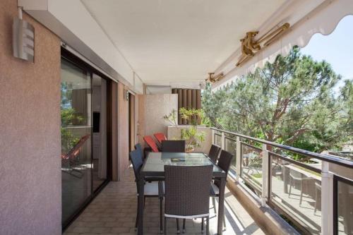 3-Room Apartment with Terrace in Palm Beach