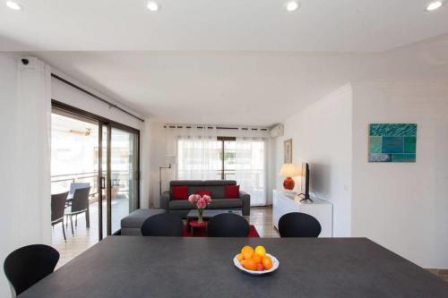 3-Room Apartment with Terrace in Palm Beach