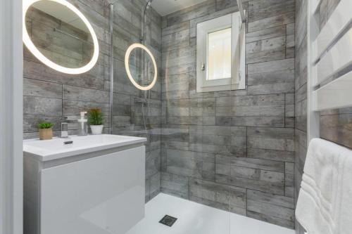 une salle de bain avec un lavabo et un miroir dans l'établissement Haven of Peace 1-Br Terrace with Sea View & Pool, à Cannes