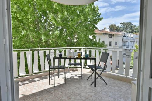 d'une table et de chaises sur un balcon avec vue. dans l'établissement City center Cozy flat 5min foot from beaches, à Cannes