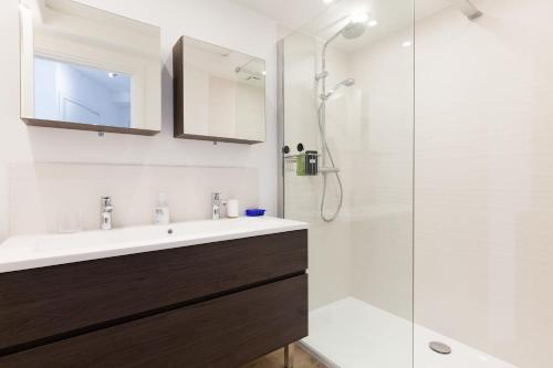 une salle de bain avec un lavabo et une douche dans l'établissement High-Standard 2-Bedroom Apartment with Sea View and Large Terrace, à Cannes