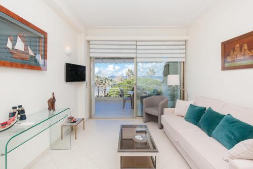 un salon avec un canapé et une table dans l'établissement Sea View Cannes Croisette in Front of the Sea, à Cannes