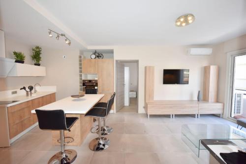 une cuisine avec une table et des chaises dans une pièce dans l'établissement 3-Room Apartment in the Heart of Cannes, à Cannes