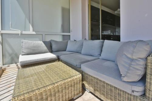 1-Br Apartment Sea View Steps from Beaches