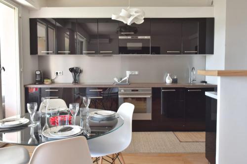 1-Br Apartment Sea View Steps from Beaches