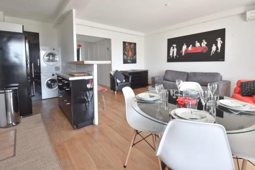 1-Br Apartment Sea View Steps from Beaches