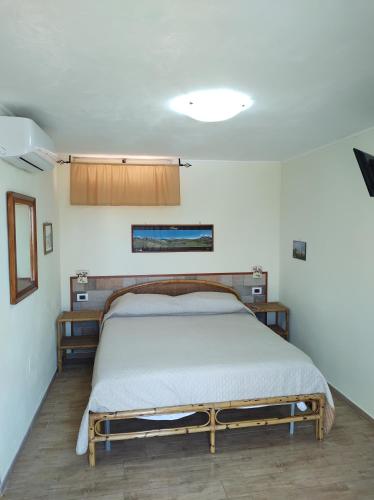 una camera con un grande letto di CERSETO 2 a Santa Domenica Talao