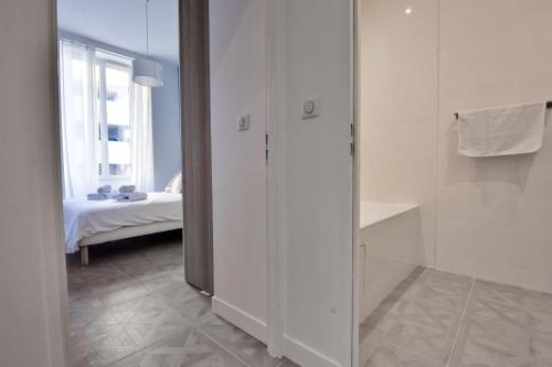 Modern 3-Br Apartment in City Center 5 Minutes from Palais and Beache