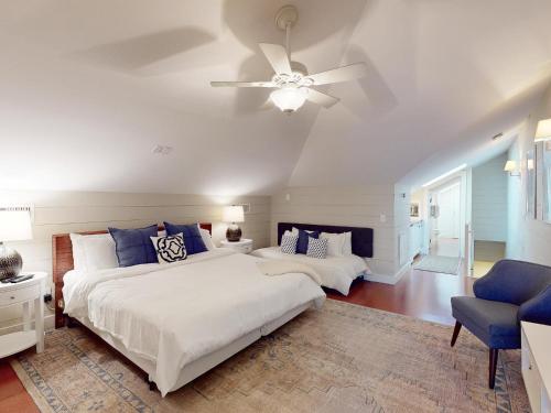 1 dormitorio con 2 camas y ventilador de techo en Southern Elegance Estate, en Savannah