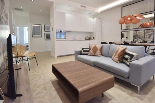 sala de estar con sofá y mesa en 3-bedroom apartment in the heart of Cannes, en Cannes