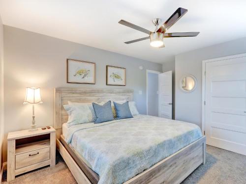 um quarto com uma cama e uma ventoinha de tecto em Tybee Dreamin em Tybee Island