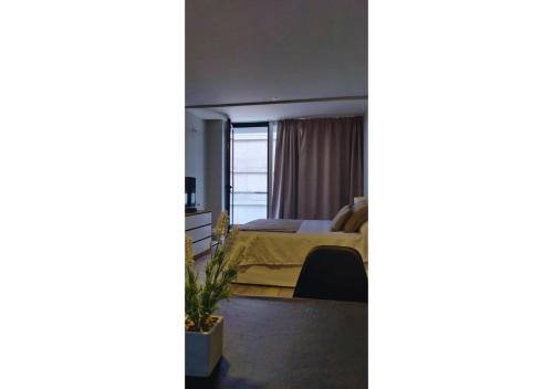 1 dormitorio con cama y ventana en Departamento en Puerto Madero Edificio Lumiere en Buenos Aires