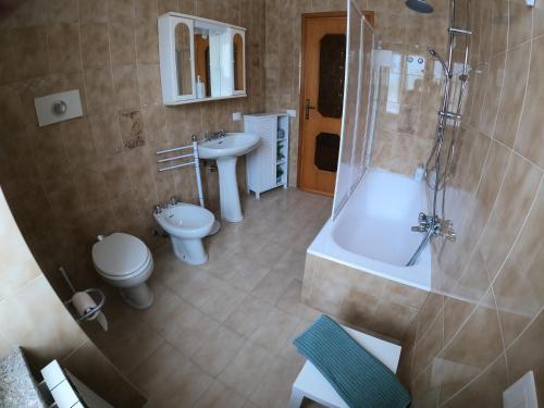 y baño con 2 aseos, ducha y lavamanos. en La Cà del Marengù, en San Giovanni Bianco