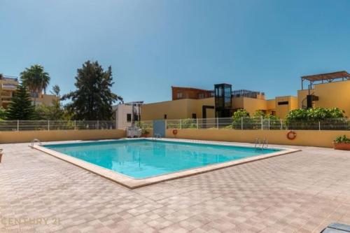 a swimming pool on the side of a building at Sabor a hogar y más in Cho