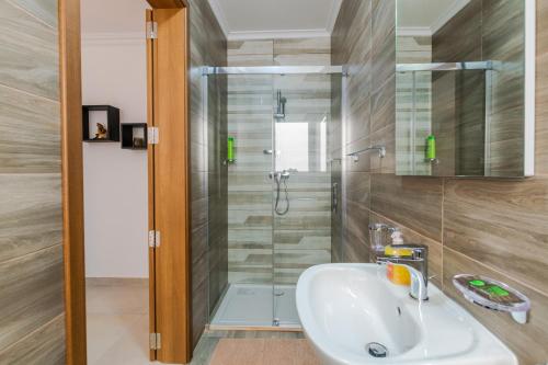ein Bad mit einem Waschbecken und einer Dusche in der Unterkunft Brand New Apartment 3 Bdr 2 Bth Bugibba B8 in St Paul's Bay