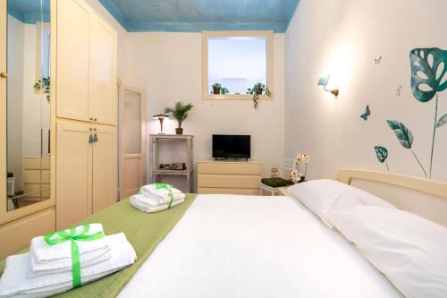 um quarto com uma cama com toalhas em La Bombetta Cheerful Apartment em Bari