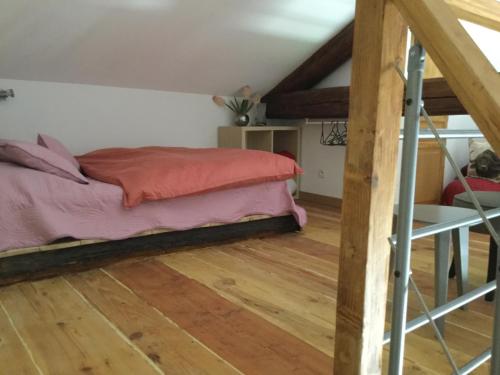 - une chambre avec des lits superposés dans une mezzanine dans l'établissement Bâtisse dans un domaine provençal, à Bollène