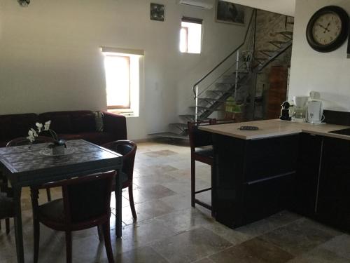 un salon avec une table et une cuisine dans l'établissement Bâtisse dans un domaine provençal, à Bollène