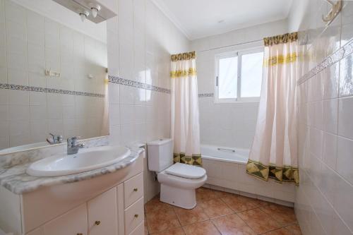 A bathroom at Marblau 4