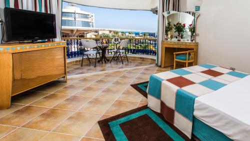 Camera con TV e balcone con tavolo. di Seagull Beach Resort - Families and Couples Only a Hurghada