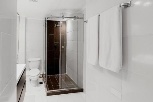 a bathroom with a shower and a toilet at AmazINN Places Casco Viejo Jacuzzi, Adults only in Panama City