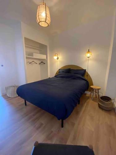 une chambre avec un lit avec une couette bleue dans l'établissement Le cocon Marseillais - Panier, à Marseille