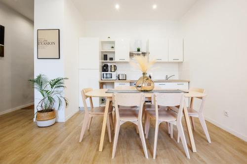 une salle à manger avec une table et des chaises dans l'établissement 15 minutes du Vieux Port, Confort et Espace au calme du Palais Longchamp, à Marseille