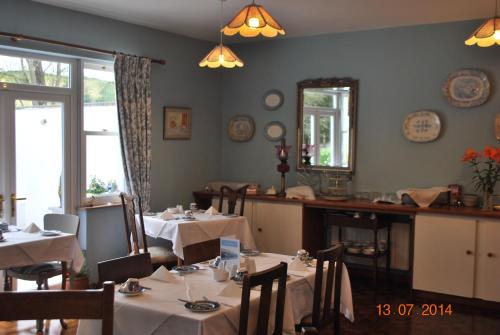 uma sala de jantar com mesas e cadeiras num restaurante em Seapoint House em Westport