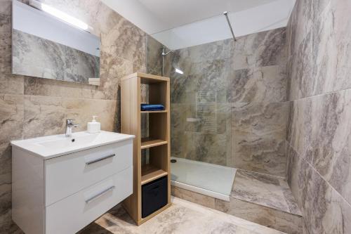 y baño con lavabo y ducha. en 15 minutes du Vieux Port, Confort et Espace au calme du Palais Longchamp, en Marsella