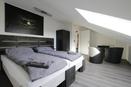 a bedroom with a large bed in a room at Ferienwohnung Schauenburg in Schauenburg