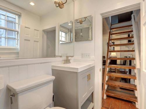 y baño con aseo, lavabo y escalera. en Tiny House en Savannah