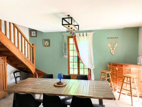 a dining room with a table and some chairs at Prés de Luchon, Maison Moderne 