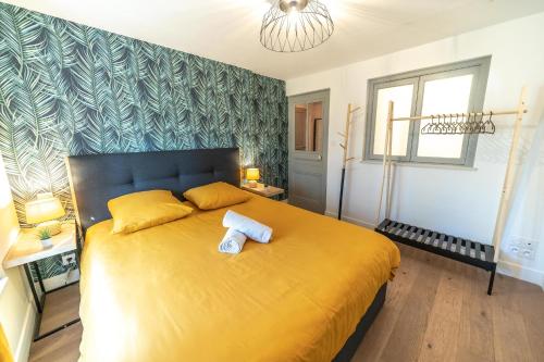 a bedroom with a large yellow bed with yellow pillows at Le Lafayette - charmant 2 pers- Part Dieu in Lyon
