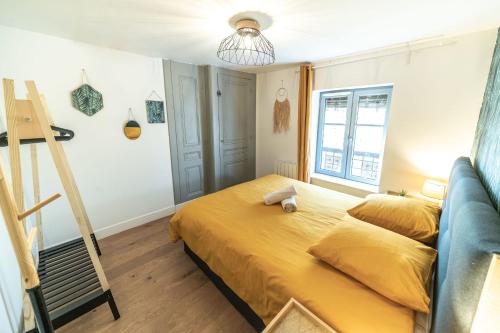 a bedroom with a yellow bed and a ladder at Le Lafayette - charmant 2 pers- Part Dieu in Lyon