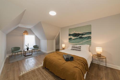 a bedroom with a bed and a painting on the wall at Urban Oasis in beautiful East Rock Free Parking Yale adjasent in New Haven