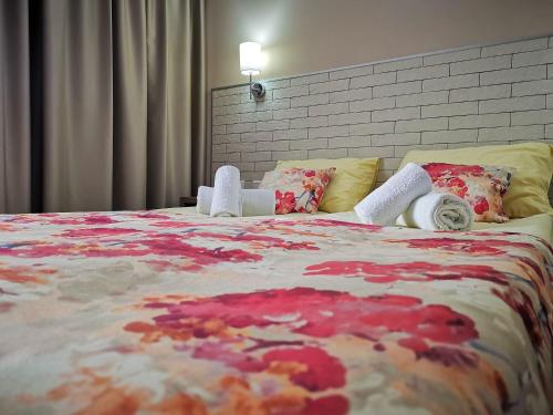 a large bed with towels on top of it at Zigen House in Bansko