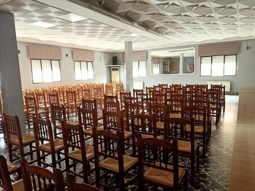 um quarto com filas de cadeiras num hall em Restaurante & Hostal El Volante em Moraleja