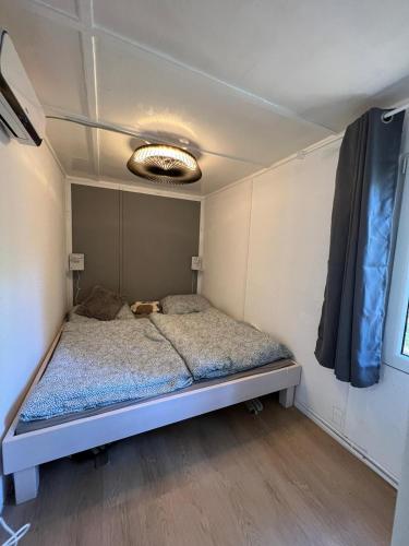 a bedroom with a bed in a small room at Idyllischer Bungalow am Badesee in Reuthen