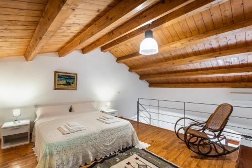 ノートにあるHouse&Villas - Antico Baglioの木製の天井が特徴のベッドルーム1室(ベッド1台付)