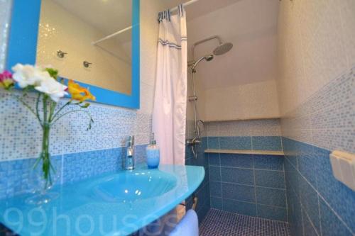 bagno blu con lavandino e doccia di Benestar a El Toro