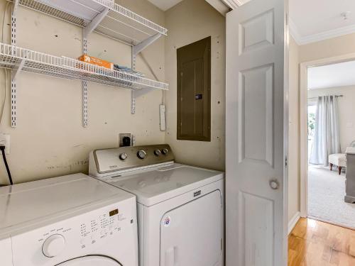 una lavatrice e asciugatrice in una piccola lavanderia di Silver Sands a Tybee Island